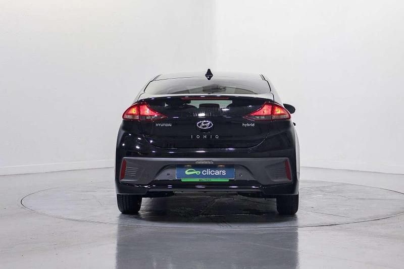 Usado Hyundai Ioniq 141 CV (103 kW) 2021 Negro Utilitario