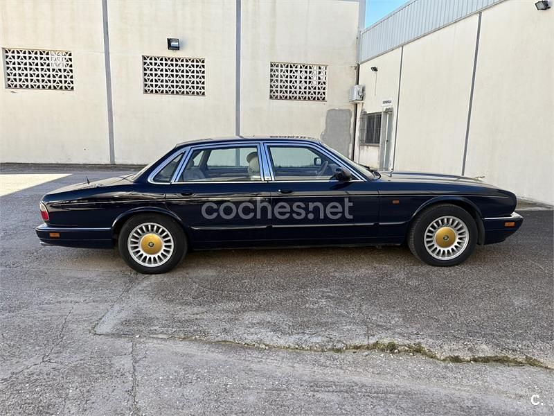 Usado Jaguar XJ12 313 CV (230 kW) 1995 Azul Berlina