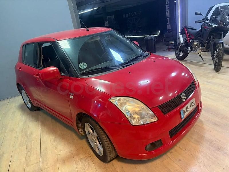 Begagnad Suzuki Swift GL 69 HK (50 kW) 2006 Röd Halvkombi