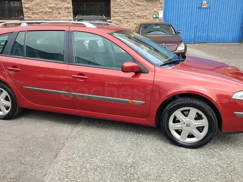 Usado Renault Laguna GrandTour Dynamique 120 CV (88 kW) 2002 Granate Familiar