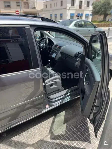 Usado VW Touran Trendline 136 CV (100 kW) 2005 Gris / plata Monovolumen