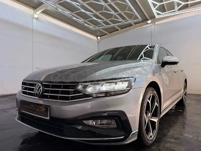 Usado VW Passat R-line 150 CV (110 kW) 2022 Gris / plata Familiar