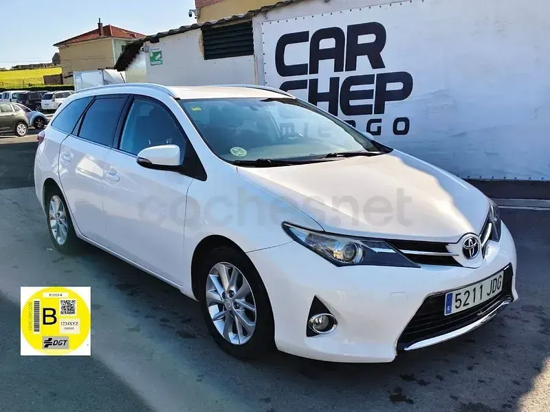 Usado Toyota Auris Active 124 CV (91 kW) 2015 Blanco Familiar