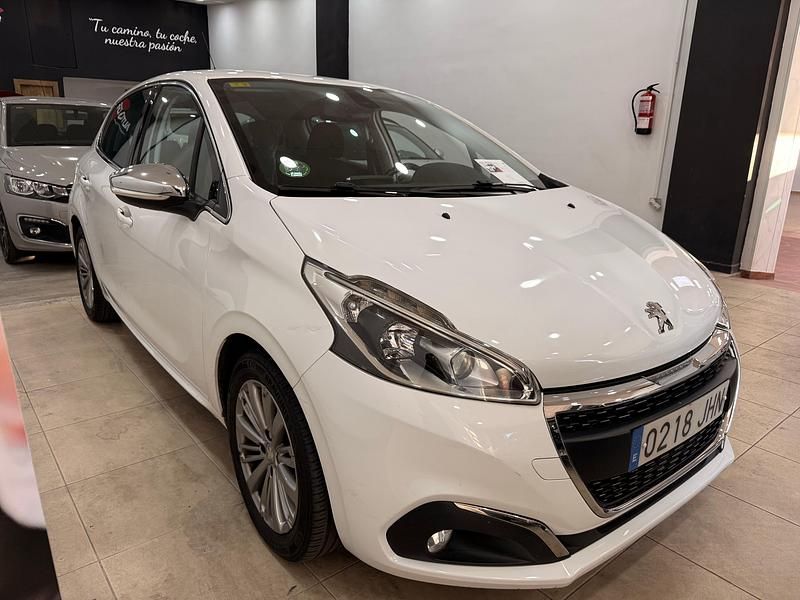 Usado Peugeot 208 Allure 82 CV (60 kW) 2015 Blanco Utilitario