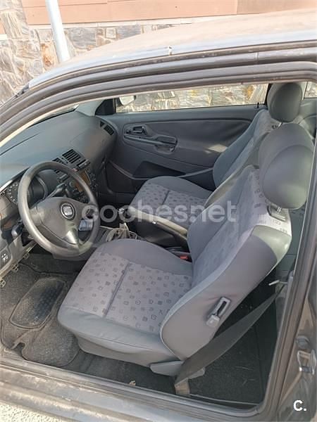 Usado Seat Ibiza 60 CV (44 kW) 2002 Gris / plata Berlina