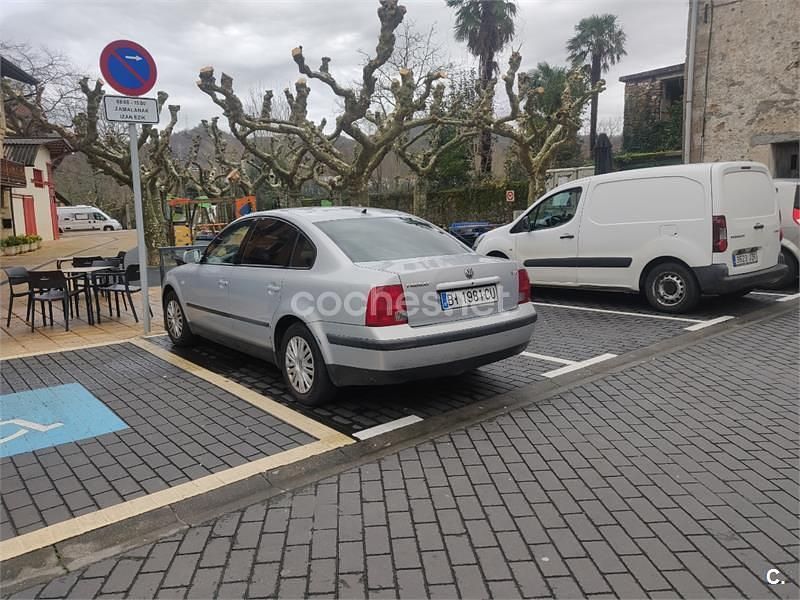 Gris / plata Usado 2000 VW Passat Trendline Berlina | 1300 € (Precio justo) - Imagen 1/2