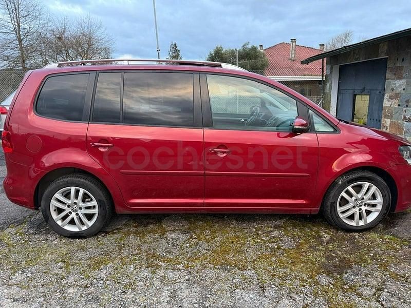 Usado VW Touran Advance 105 CV (77 kW) 2012 Granate Monovolumen