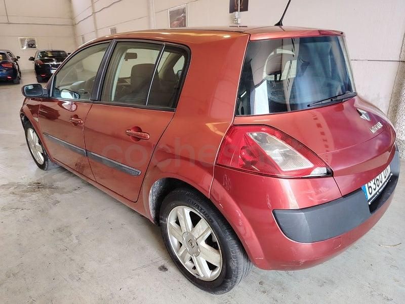 Usado Renault Mégane II Dynamique 100 CV (73 kW) 2005 Rojo Berlina