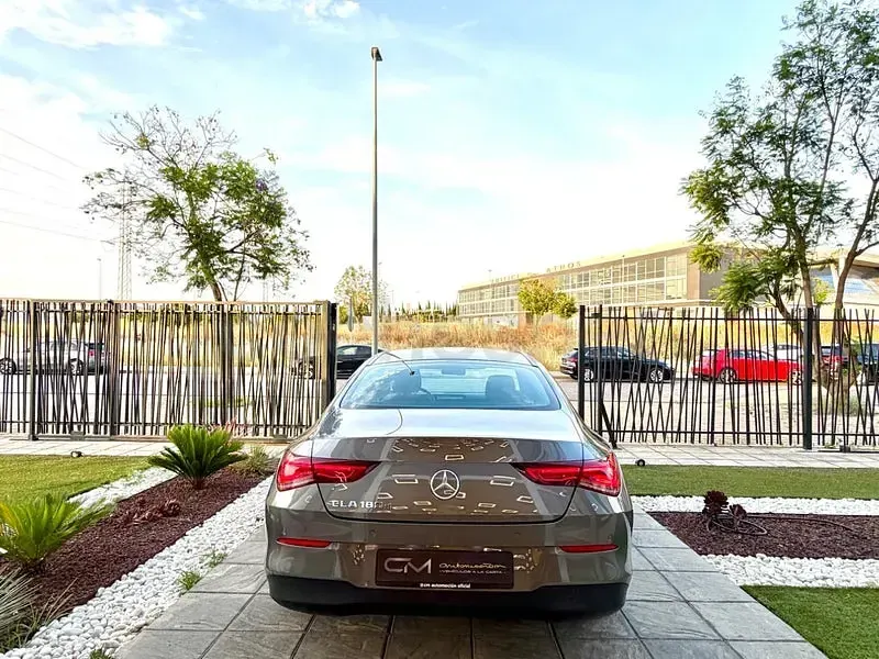 Usado Mercedes CLA200 150 CV (110 kW) 2021 Gris / plata Berlina