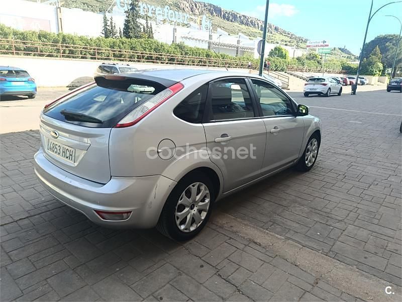 Usado Ford Focus Trend 100 CV (73 kW) 2011 Gris / plata Berlina