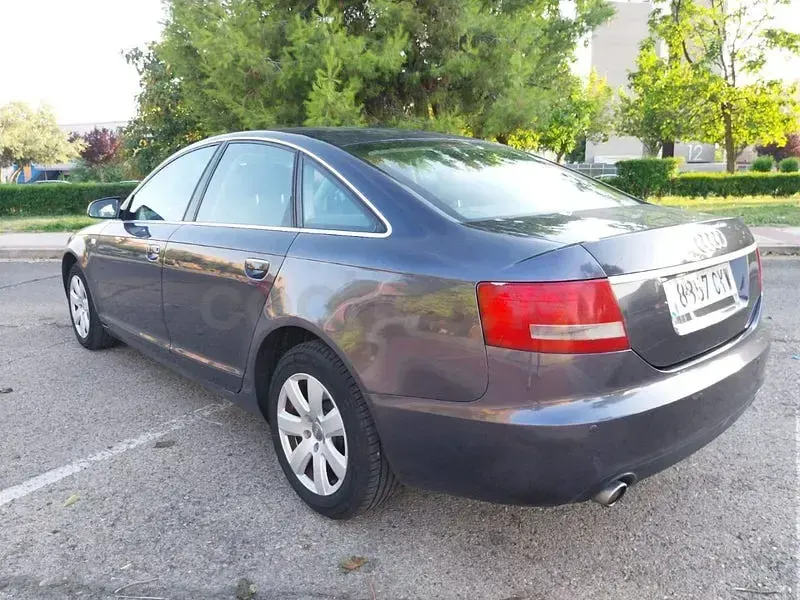 Usado Audi A6 Premium 177 CV (130 kW) 2004 Gris / plata Berlina