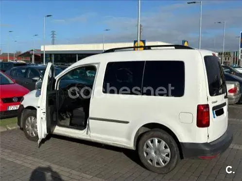Usado VW Caddy Trendline 102 CV (75 kW) 2018 Blanco Monovolumen