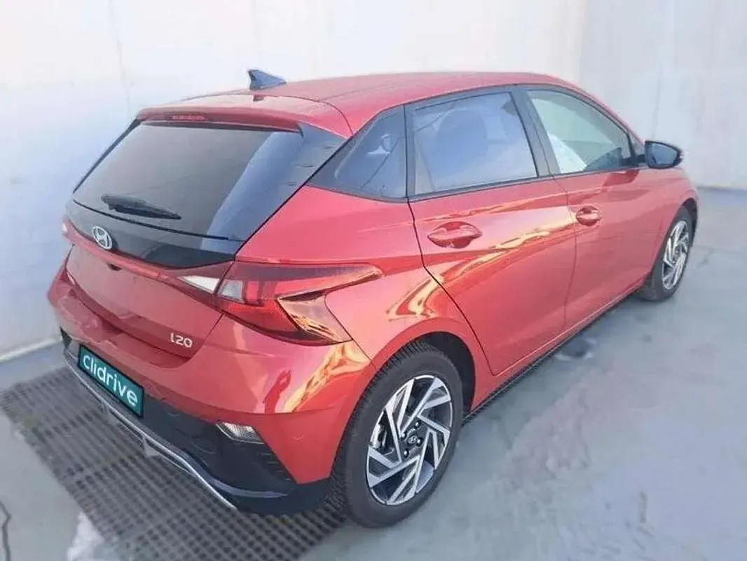 Usado Hyundai i20 100 CV (73 kW) 2024 Rojo Utilitario