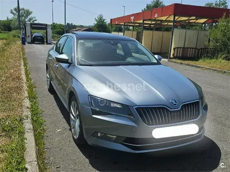 Usado Skoda Superb Style 190 CV (139 kW) 2016 Gris / plata Berlina