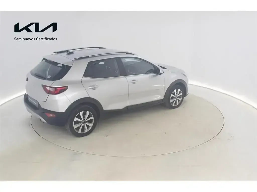 Usado Kia Stonic 100 CV (73 kW) 2024 Gris plata SUV