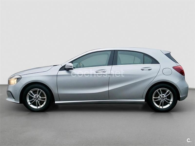 Usado Mercedes A180 122 CV (89 kW) 2018 Gris / plata Berlina