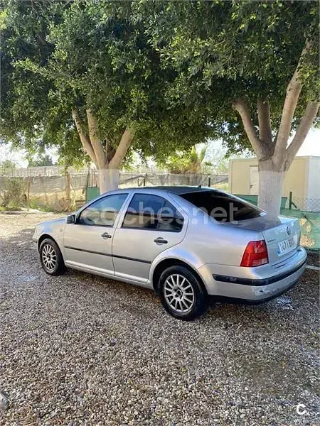 Usado VW Bora Highline 115 CV (84 kW) 2002 Gris / plata Berlina