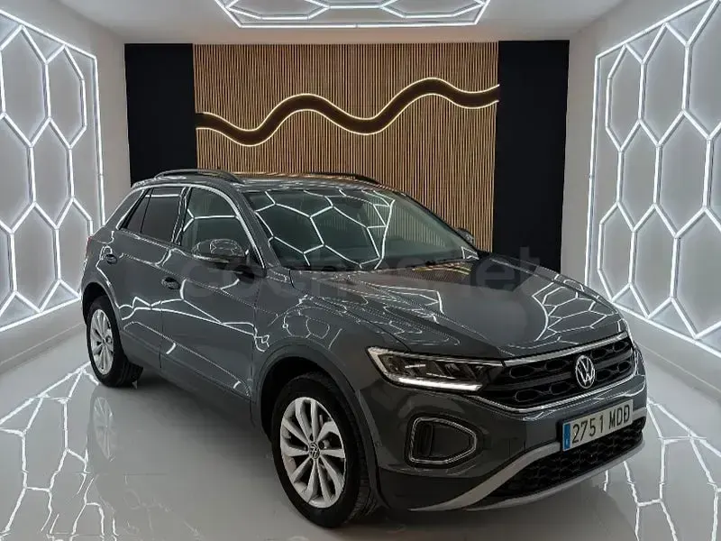 Usado VW T-Roc Life 115 CV (84 kW) 2022 Gris / plata SUV