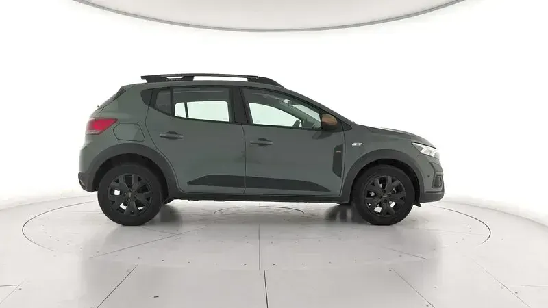 Usado Dacia Sandero Extreme 100 CV (73 kW) 2025 Verde Berlina