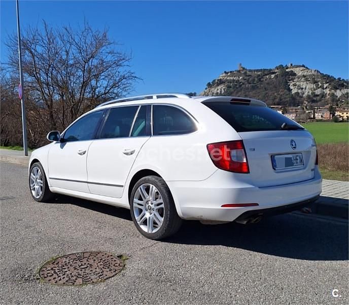 Usado Skoda Superb Exclusive 140 CV (102 kW) 2011 Amarillo Familiar