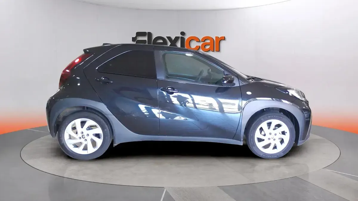 Usado Toyota Aygo X Play 72 CV (52 kW) 2024 Negro SUV