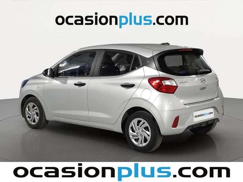 Usado Hyundai i10 67 CV (49 kW) 2022 Plateado Utilitario