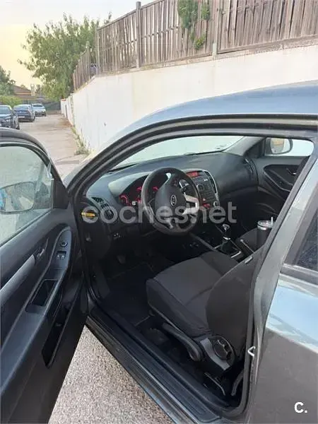 Usado Kia ProCeed 115 CV (84 kW) 2011 Gris / plata Utilitario