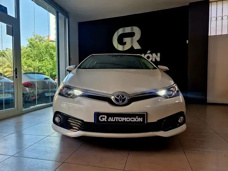 Usado Toyota Auris Hybrid Business Edition 136 CV (100 kW) 2019 Blanco Berlina