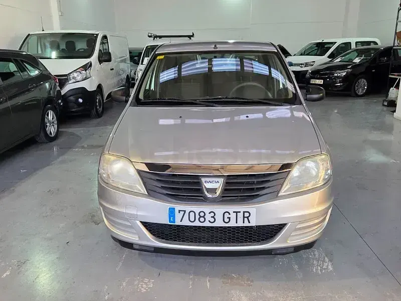 Usado Dacia Logan Ambiance 75 CV (55 kW) 2010 Gris / plata Berlina
