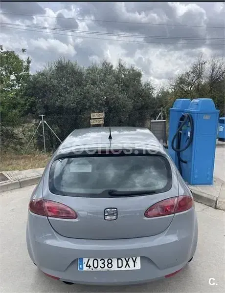 Usado Seat Leon Sport 105 CV (77 kW) 2006 Gris / plata Utilitario