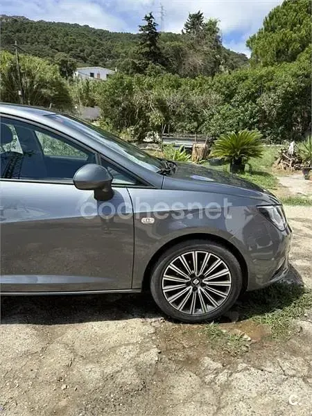 Usado Seat Ibiza CONNECT 90 CV (66 kW) 2015 Gris / plata Berlina