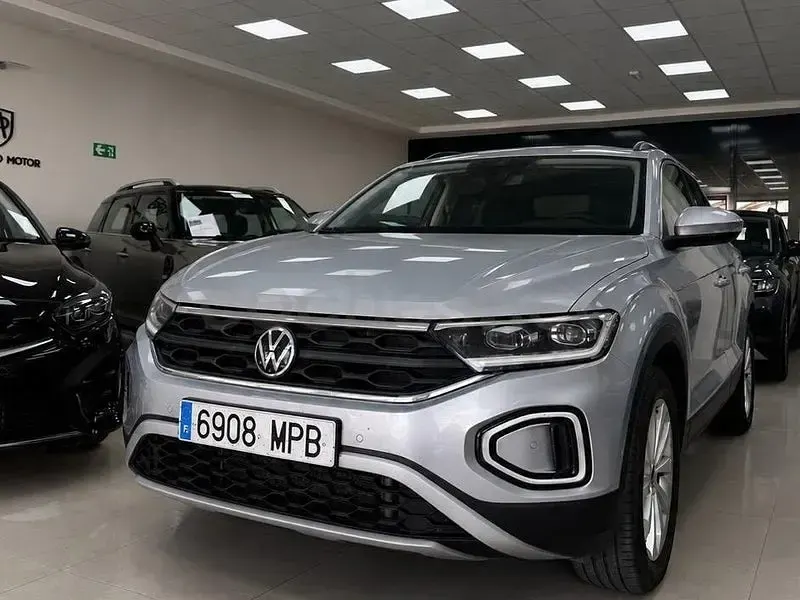Usado VW T-Roc Life 110 CV (80 kW) 2024 Gris / plata SUV