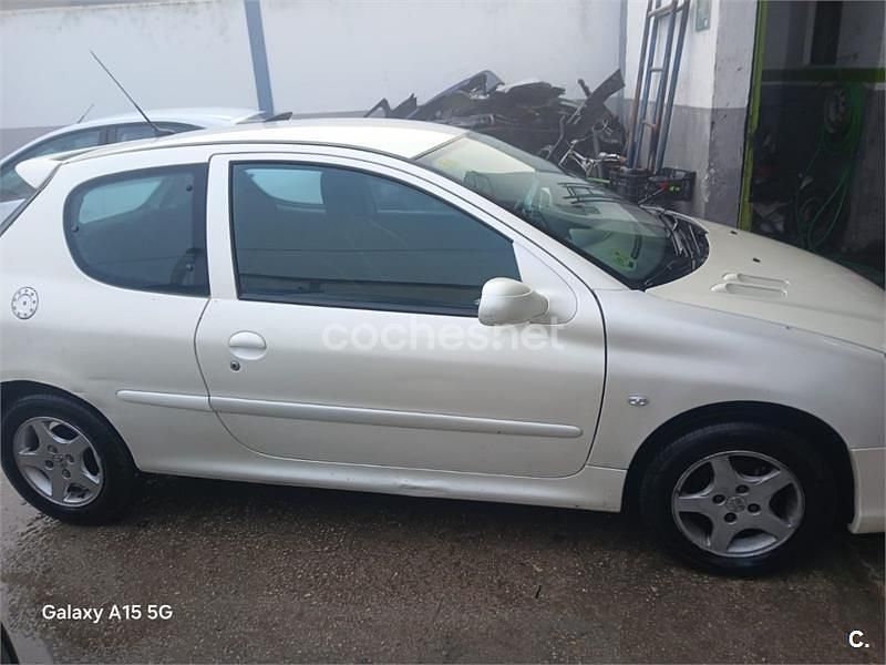 Usado Peugeot 206 70 CV (51 kW) 2006 Blanco Berlina