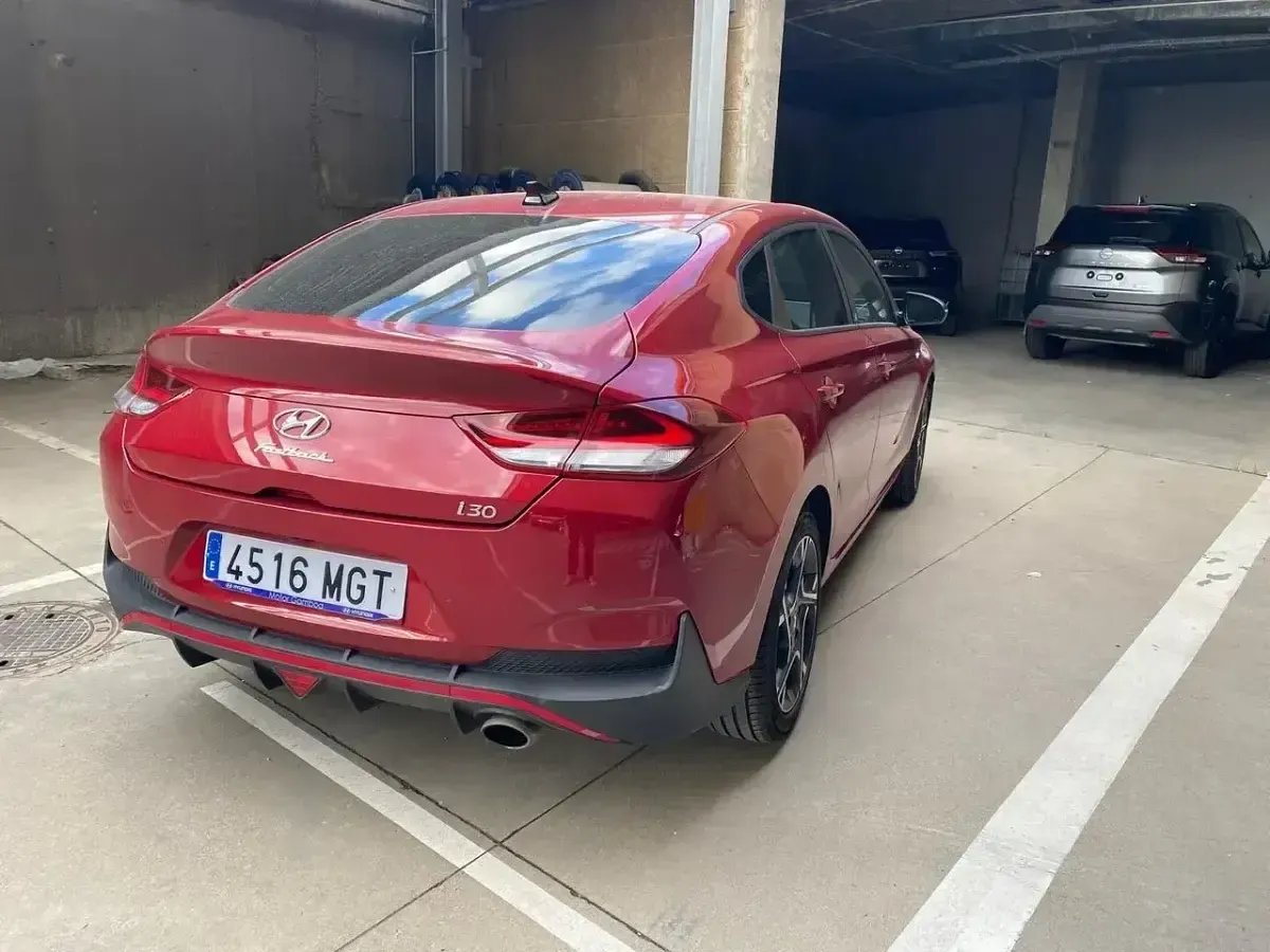 Begagnad Hyundai i30 N Line 120 HK (88 kW) 2023 Röd Sedan