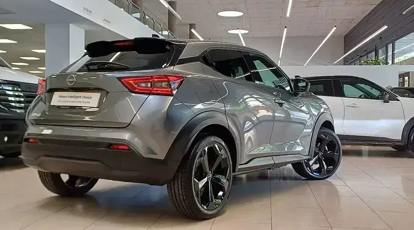 Usado Nissan Juke Tekna 114 CV (83 kW) 2025 Skline grey (metalizado) techo SUV