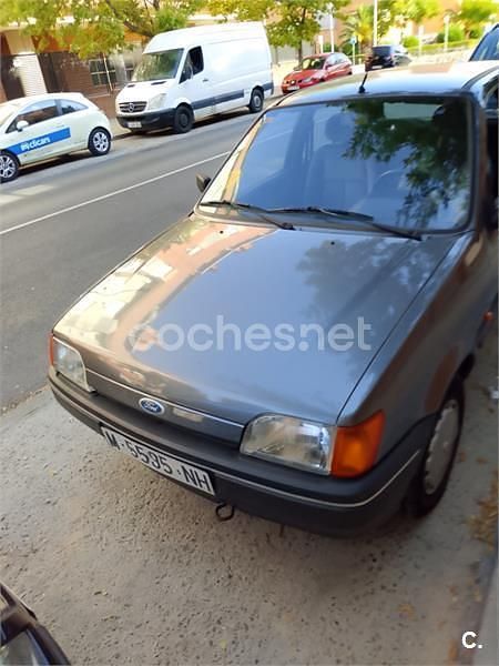 Usado Ford Fiesta Ghia 71 CV (52 kW) 1992 Gris / plata Utilitario