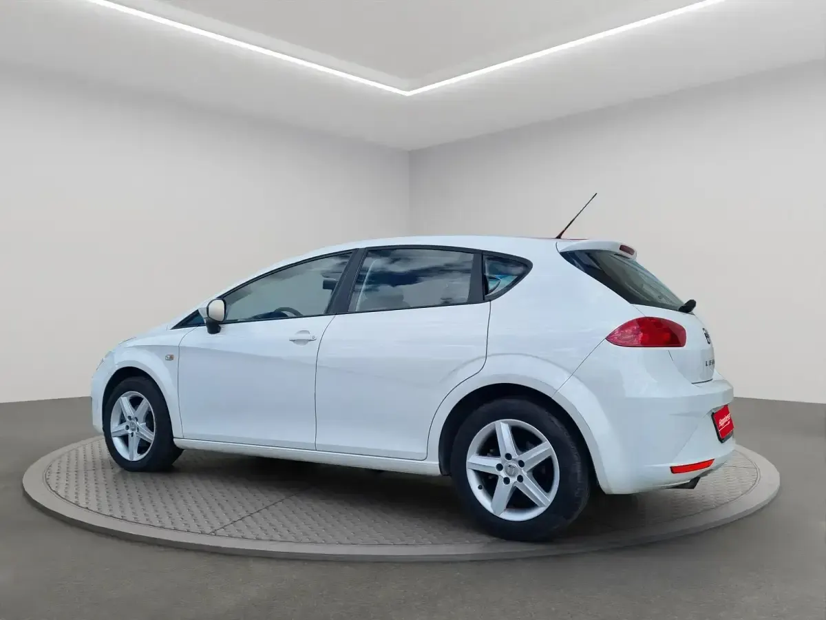 Usado Seat Leon Reference 105 CV (77 kW) 2011 Blanco Utilitario