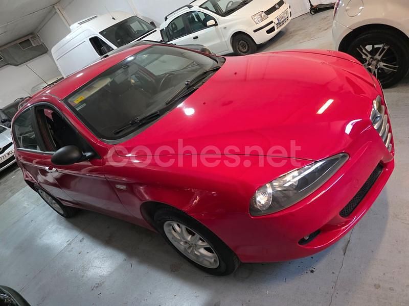Rojo Usado 2006 Alfa Romeo 147 Utilitario | 3400 € (Precio justo) - Imagen 1/4