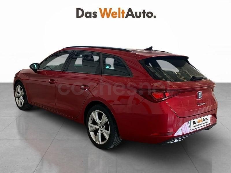 Usado Seat Leon FR 150 CV (110 kW) 2024 Rojo Familiar