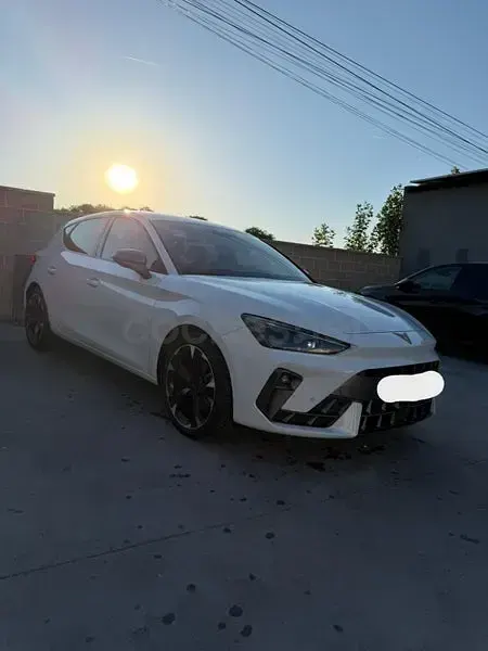 Usado Cupra Leon 150 CV (110 kW) 2025 Blanco Berlina