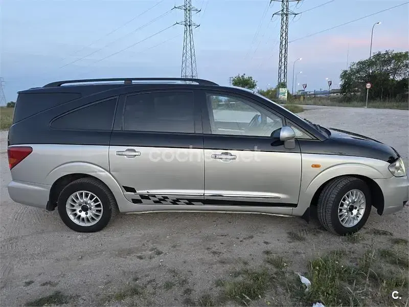 Usado SsangYong Rodius 165 CV (121 kW) 2009 Gris / plata Monovolumen