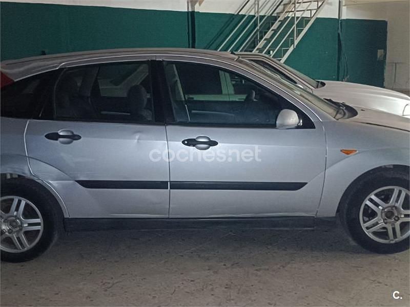 Usado Ford Focus Trend 100 CV (73 kW) 1999 Gris / plata Berlina