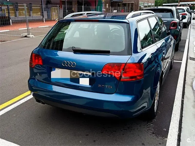 Usado Audi A4 140 CV (102 kW) 2005 Azul Familiar