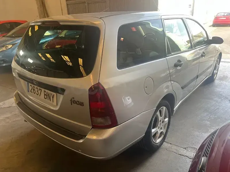 Usado Ford Focus Ambiente 100 CV (73 kW) 2002 Gris / plata Familiar