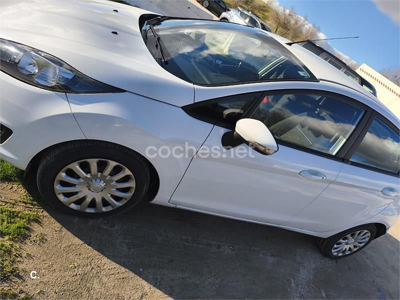 Usado Ford Fiesta Trend 75 CV (55 kW) 2015 Blanco Berlina