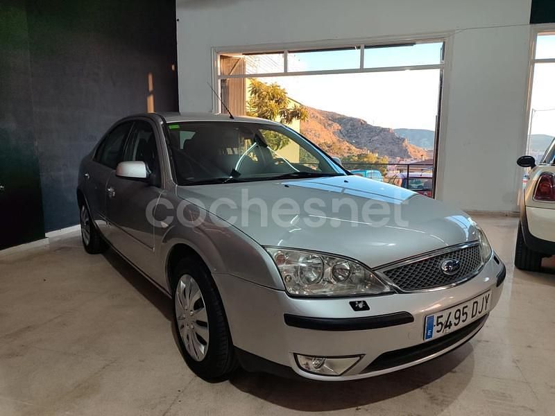 Usado Ford Mondeo Ambiente 115 CV (84 kW) 2005 Gris / plata Berlina