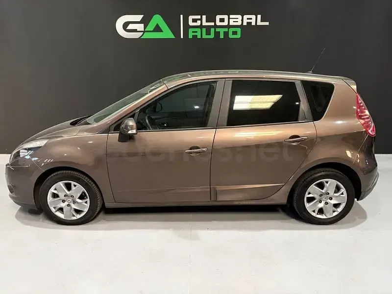 Usado Renault Scénic III Life 95 CV (69 kW) 2016 Marrón Monovolumen