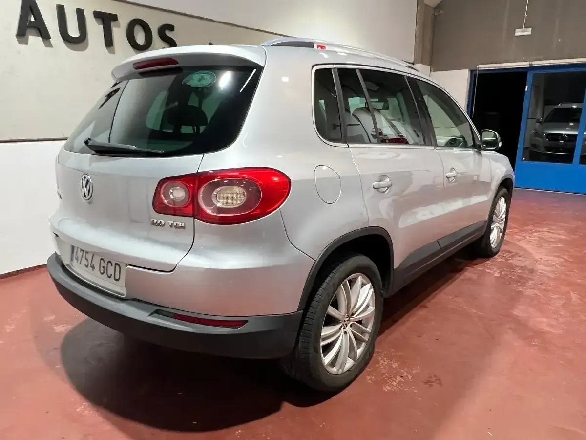 Usado VW Tiguan 140 CV (102 kW) 2008 Gris / plata SUV