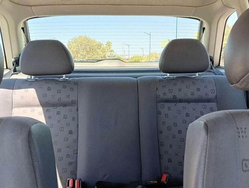 Usado Seat Ibiza Stella 90 CV (66 kW) 2000 Gris / plata Berlina