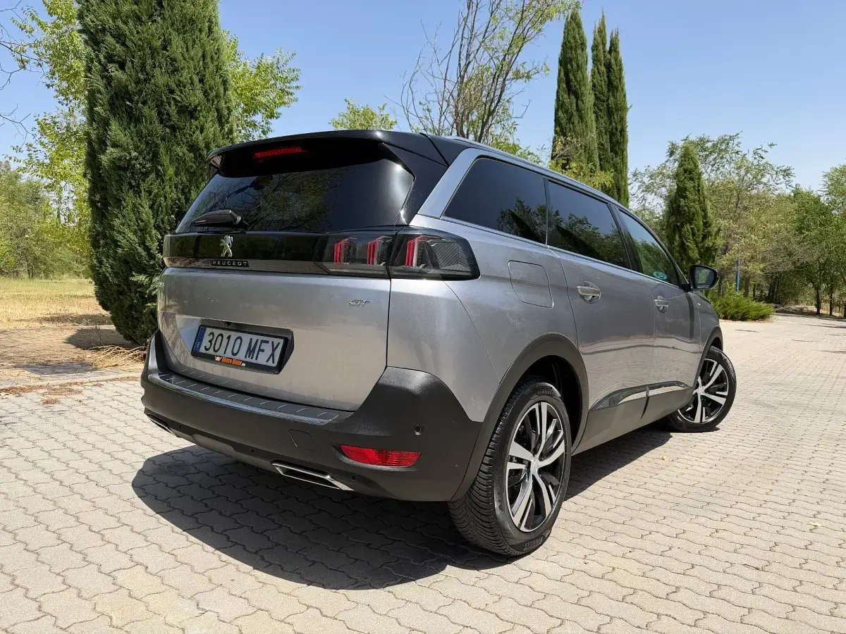 Usado Peugeot 5008 GT 130 CV (95 kW) 2023 Gris SUV